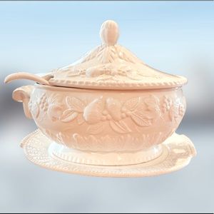 BEAUTIFUL Very Large White 4 Piece China Soup Tourinne